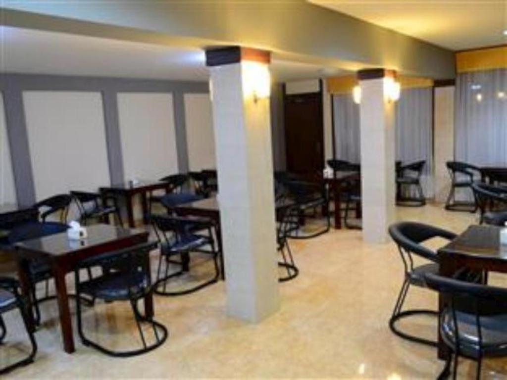 Grand Sumatera Hotel Surabaia Exterior foto